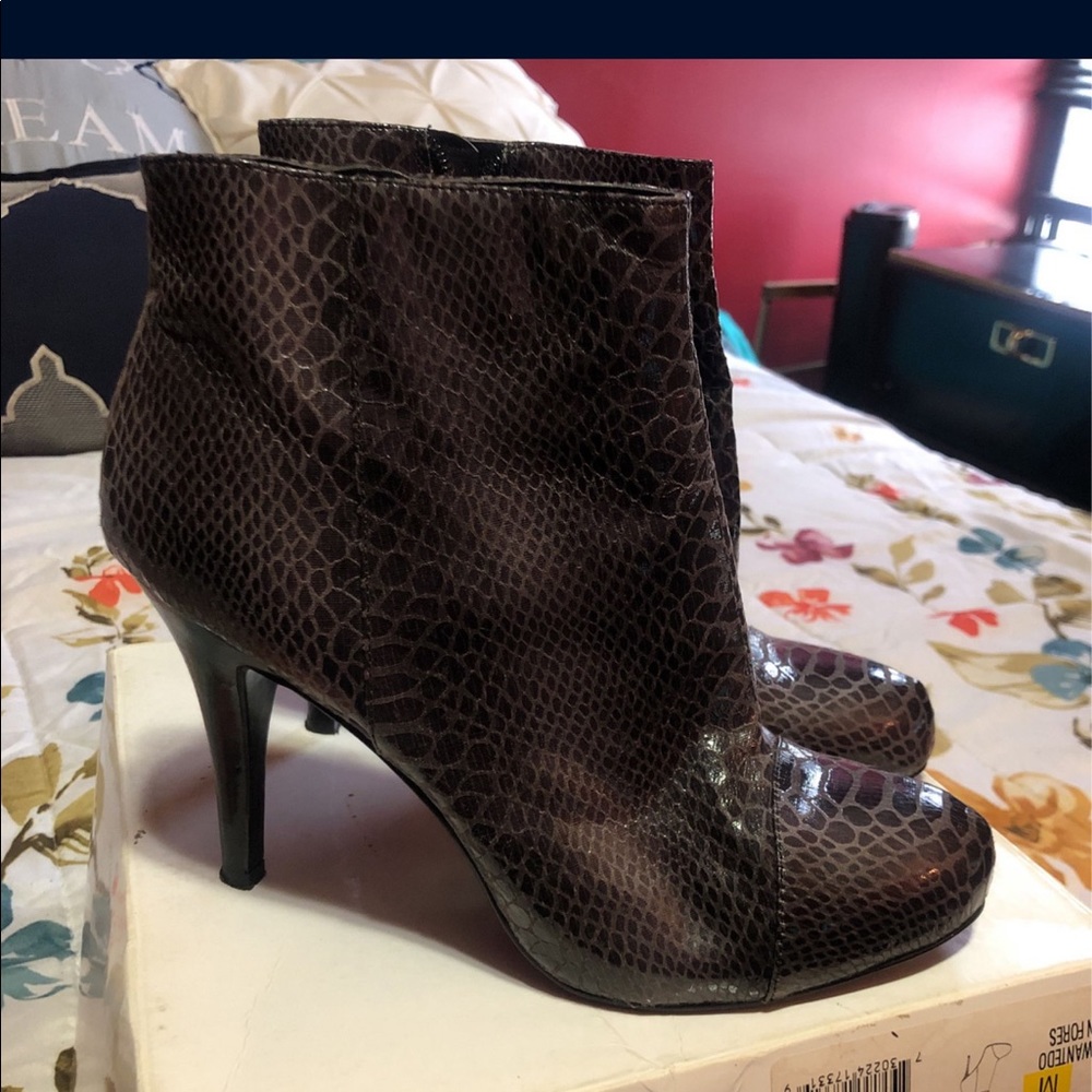 Nine West booties snakeskin